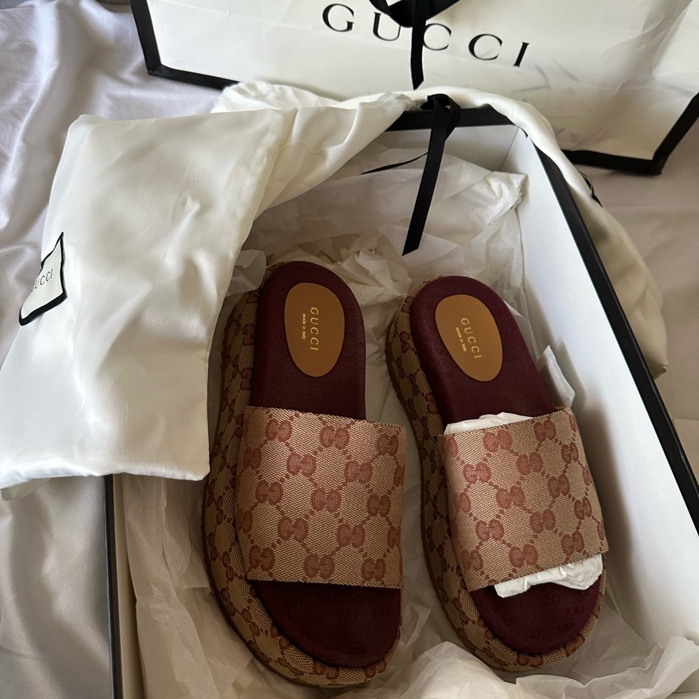Gucci Women's Beige and Burgundy Slide Sandals